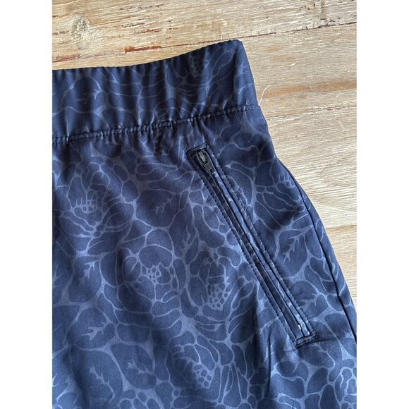 ORVIS  Womens Large Travel Skort Black Rose Embossed Mesh Shorts Stretch Pockets - Picture 2 of 5
